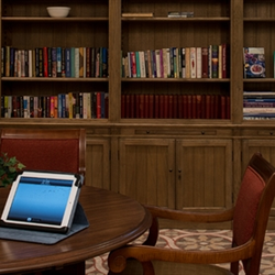 Carriage House At Lee's Farm - The spacious library.