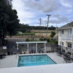 Geyserville Inn - Pool and freeway view from king deluxe room