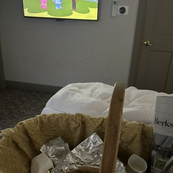 Chambery Inn - Breakfast-in-bed with my daughter - Bed & Breakfast Near Me - Lee, Massachusetts