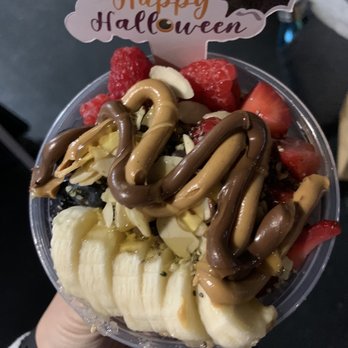 Howlin Night Market - açaí bowl from rawbert's $10 - Flea Markets Near Me - San Gabriel, California
