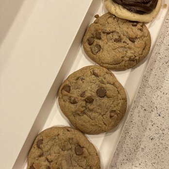 Crumbl - Waugh Chapel - Chocolate chip and chocolate cupcake cookies - Bakeries Near Me - Gambrills, Maryland Crumbl - Waugh Chapel - Chocolate chip and chocolate cupcake cookies - Bakeries Near Me - Gambrills, Maryland