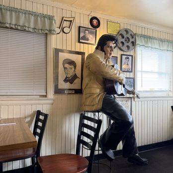 Peggy Sue's 50's Diner - Pizza Near Me - Yermo, California Peggy Sue's 50's Diner - Pizza Near Me - Yermo, California