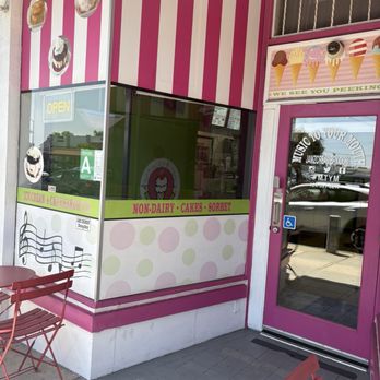 JAMZ Creamery - Outside seating area - Ice Cream & Frozen Yogurt Near Me - Inglewood, California