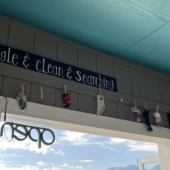 Salida Laundromat - Funny sign about misc socks found.  Single &Clean &Searching. - Laundromat Near Me - Salida, Colorado