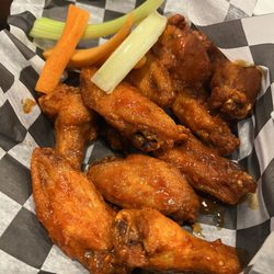 The Sportsbar by FanDuel - Hot Buffalo Wings...Great Flavor
