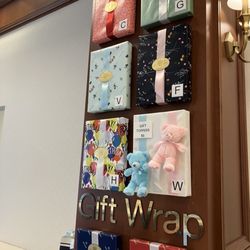 Von Maur - Different patterns for FREE present wrapping.