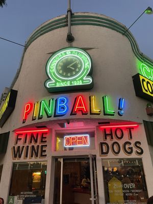 Walt’s Bar by null