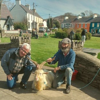 Sneem Village - Reiseleiter Mike mit einer Ziege - Landmarks & Historical Buildings Near Me - Kenmare, Kentucky