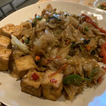 Manaow - Drunken Noodles with tofu - Thai Near Me - Long Beach, California Manaow - Drunken Noodles with tofu - Thai Near Me - Long Beach, California