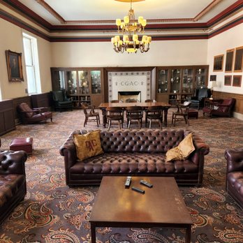 Cincinnati Athletic Club - seating area and chandelier - Gyms Near Me - Cincinnati, Ohio