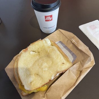 Illy Cafe - Cheese toast with cappuccino - Cafes Near Me - London, XGL