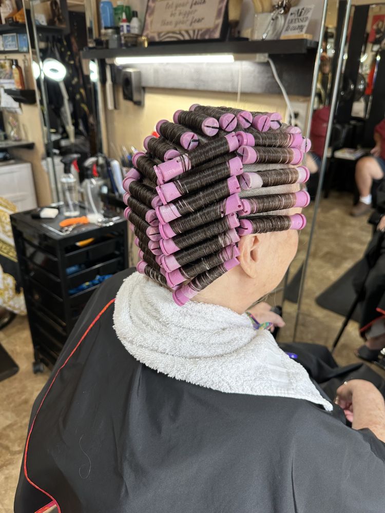 Hair By Amber Yonts Logo