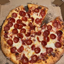 Nonos Pizza - Pepperoni pizza