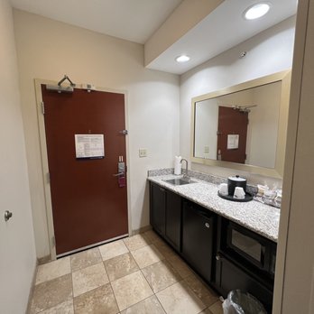 Hampton Inn & Suites Middlebury - Clean entrance. - Hotels Near Me - Middlebury, Indiana Hampton Inn & Suites Middlebury - Clean entrance. - Hotels Near Me - Middlebury, Indiana