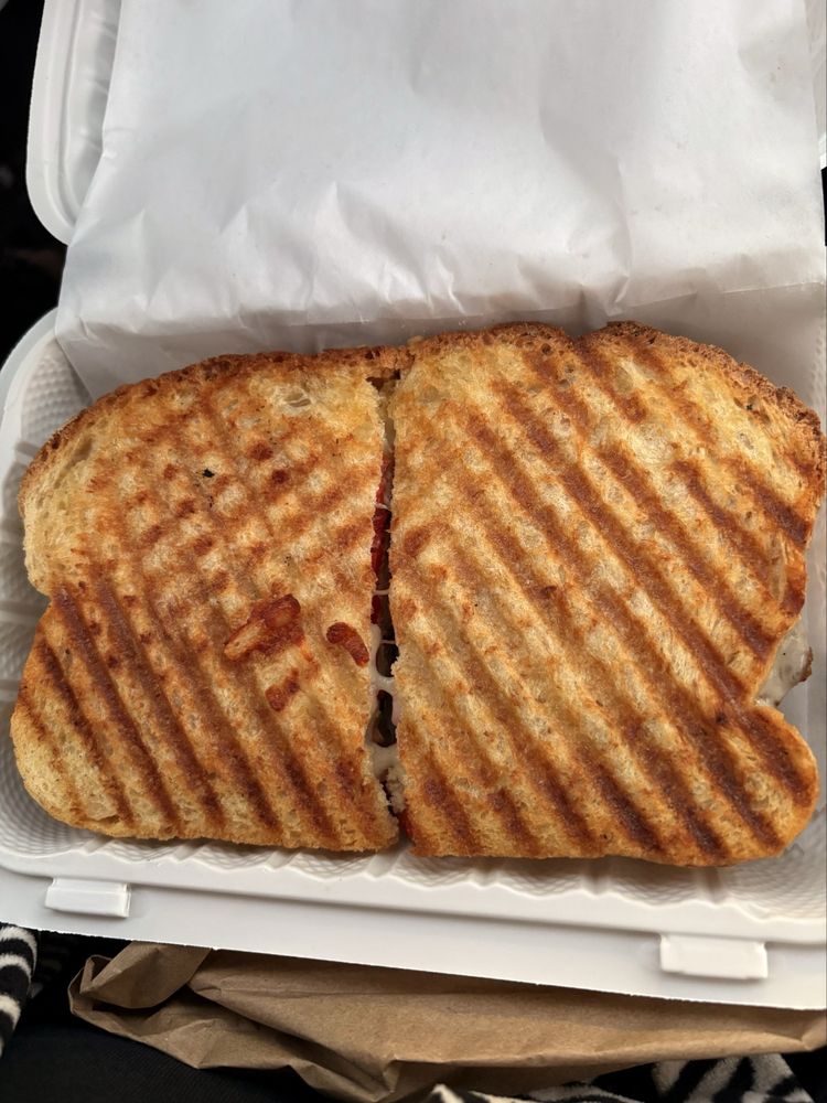 Trolio's Market Logo