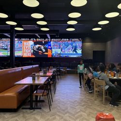 Dave & Buster's Marietta - Atlanta - Bar and seating area
