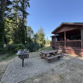 Park Motel and Cabins - Chinook outdoor area and BBQ. Covered porch with seating as well - Hotels Near Me - Florence, Oregon Park Motel and Cabins - Chinook outdoor area and BBQ. Covered porch with seating as well - Hotels Near Me - Florence, Oregon