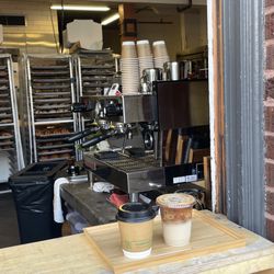 Hot latte, iced latte