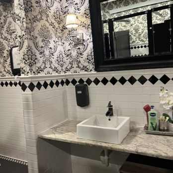 Lucky's 13 Pub - Women's bathroom vanity area - Gastropubs Near Me - Fargo, North Dakota