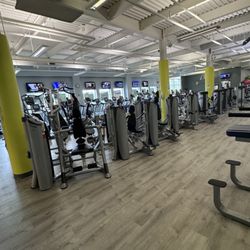 Beacon Hill Athletic Clubs - A lot of Hoist machines.