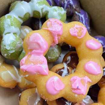 Starbread Bakery - Destroyed icing due to stacked mochi donuts all cramped in a small box - Bakeries Near Me - Union City, California