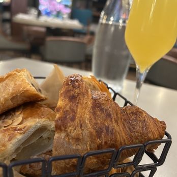 Dovetail Bar & Restaurant - Pastries - New American Near Me - Washington, DC, District of Columbia