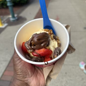 16 Handles - Ice Cream & Frozen Yogurt Near Me - Livingston, New Jersey