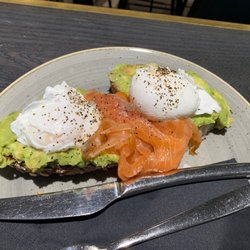 Ole & Steen - Smashed avocado with poached eggs