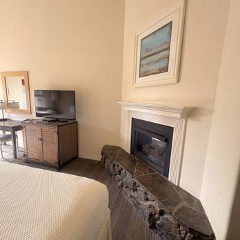 Fogcatcher Inn - Angled room with angled ceiling tops - Hotels Near Me - Cambria, California