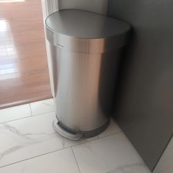 BossLady Cleaning - Even your trash can deserves to shine.
