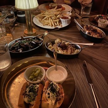 EVELYN - Cheesesteak bites & ribeye Mac & cheese. & mushrooms. - Lounges Near Me - Dallas, Texas