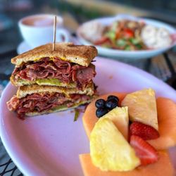 V Boulevard Cafe