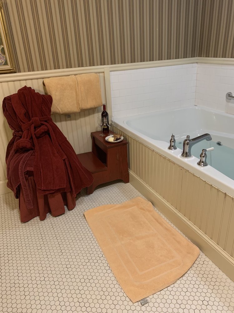 BERRY MANOR INN Updated September 2024 66 Photos & 65 Reviews 81