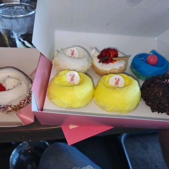 Casey's Cupcakes - Vanilla, Smore, Beach Boy, lemon, chocolate with the Confetti flavor on the side. - Cupcakes Near Me - Riverside, California Casey's Cupcakes - Vanilla, Smore, Beach Boy, lemon, chocolate with the Confetti flavor on the side. - Cupcakes Near Me - Riverside, California