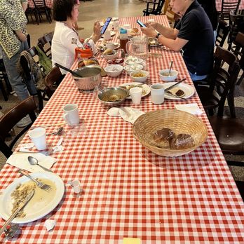Cabane A Sucre Chez Dany - people eating at a restaurant - French Near Me - Trois-Rivieres, Quebec