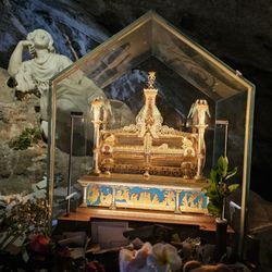 La Grotte de Marie-Madeleine - The relic...
