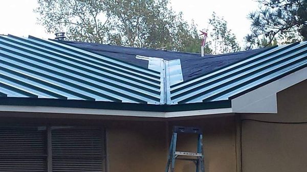 Colonial Roofing And Construction Logo