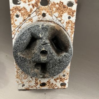 Encreso Electric - Burned outlet that so-called "electrician" wanted to reinstall!! - Electricians Near Me - Irvine, California Encreso Electric - Burned outlet that so-called "electrician" wanted to reinstall!! - Electricians Near Me - Irvine, California
