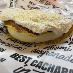 Mr. Cachapa - Cachapa de queso full con nata y queso de año rayado