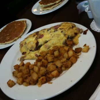 Brunch Cafe-McHenry - Omelette with breakfast potatoes - Breakfast & Brunch Near Me - McHenry, Illinois