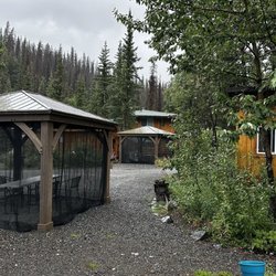 Denali Hostel & Cabins - Shower house just around the corner from tent.