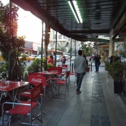 Real Confitería - Mesas de la Confitería Real en la vereda, sobre la calle Emilio Olmos