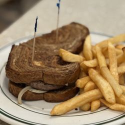 Annett’s Mono Village - Patty melt & fries