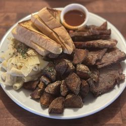 The Bonfire - Smoked tri trip platter, seasoned potatoes, Bon fire mac n cheese, garlic bread and delicious bbq sauce!!