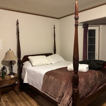 Stone Oak Manor - The lavender room was so cozy with a private balcony! - Bed & Breakfast Near Me - Oak Glen, California
