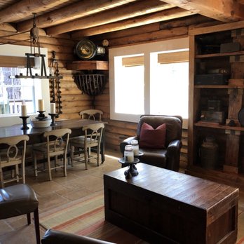 J Patrick House & Inn - Comfy area to sit and chat with other guests - Hotels Near Me - Cambria, California J Patrick House & Inn - Comfy area to sit and chat with other guests - Hotels Near Me - Cambria, California