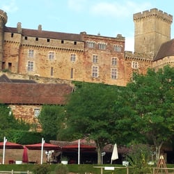 Les Remparts - Le resto est sous les parasols zu pied du château