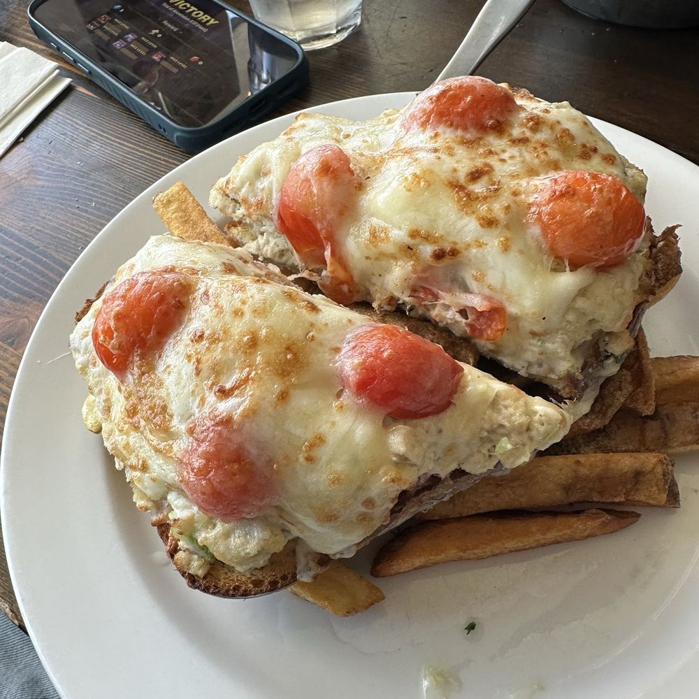 Salt Pub - Tune melt - New American Near Me - Ilwaco, Washington Salt Pub - Tune melt - New American Near Me - Ilwaco, Washington