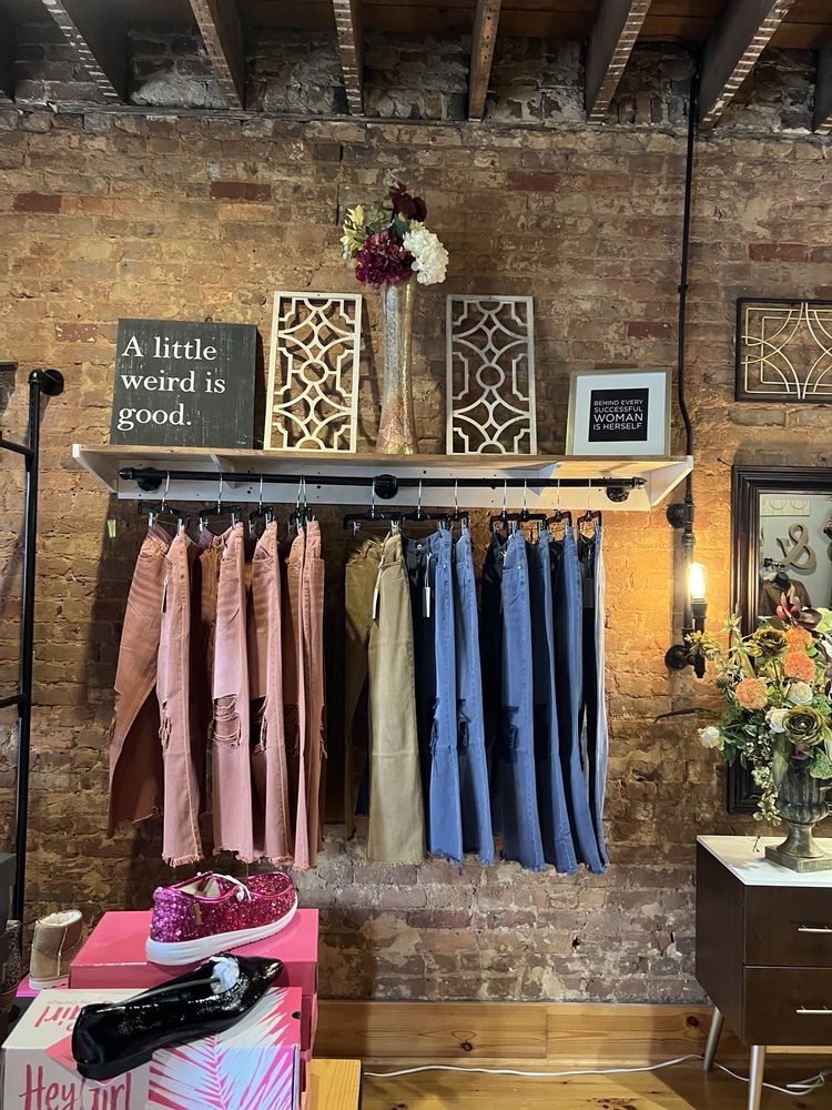 The Robyn’s Nest Boutique Logo