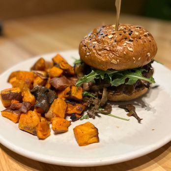 True Food Kitchen - Grass fed burger - New American Near Me - Oakbrook, Illinois